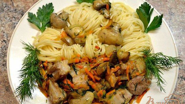 Спагетти со свининой и свежими шампиньонами.