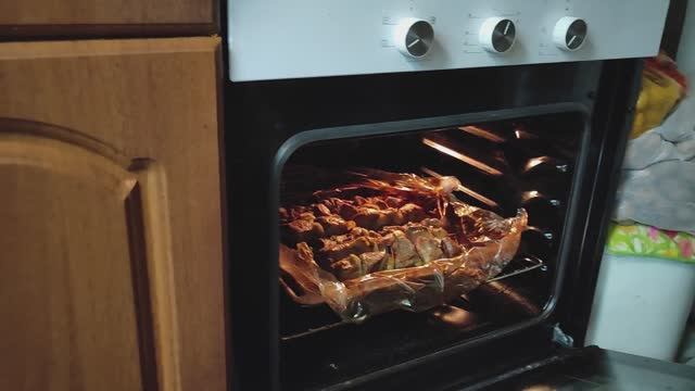 Шашлык на шпажках из свинины в духовке - Неповторимый вкус и аромат запеченного мяса