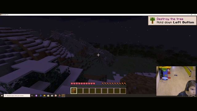 Маленькая девочка играет в Майнкрафт (Minecraft) и выигрывает! Кубическая игра.