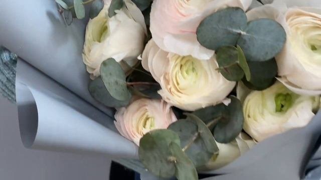 Букет из 7 белых ранункулюсов с эвкалиптом