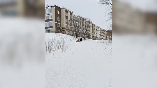 Катаемся с братом на ватрушках