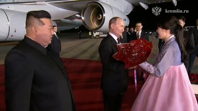 Ким Чен Ын лично встретил Владимира Путина у трапа самолета — СМИ