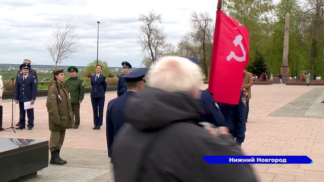 Акцию «Знамя Победы» провели органы спецсвязи России в нижегородском Кремле у Вечного огня