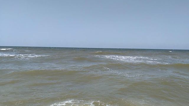 Красота на Азовском море в станице Голубицкая играют волны