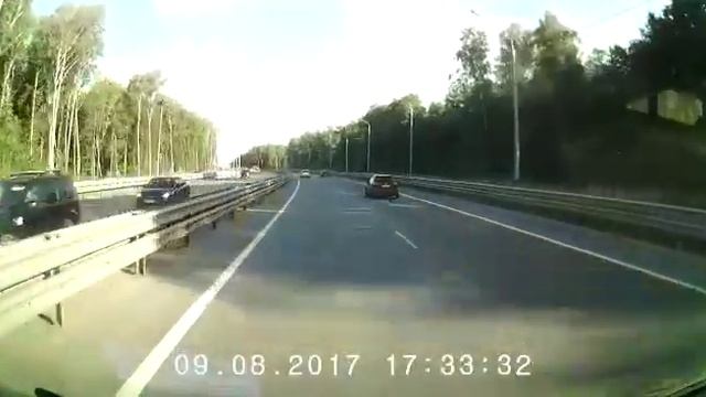 Сотрудники ГИБДД врезались в дорожное ограждение чтобы не задавить людей