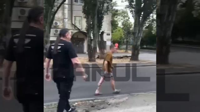 Драка в Одессе: мужик наехал на ВСУшника с нацистской татуировкой, тот кинулся с кулаками