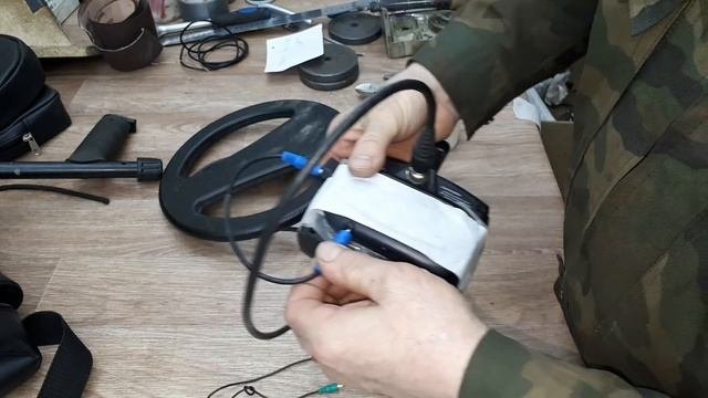 Minelab X-Terra 705 с беспроводными наушниками.