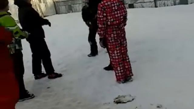Мои однокласники мальчики дерутся. Очень смешно