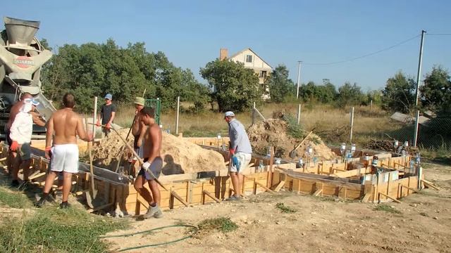 Заливка ленты фундамента Ч1.