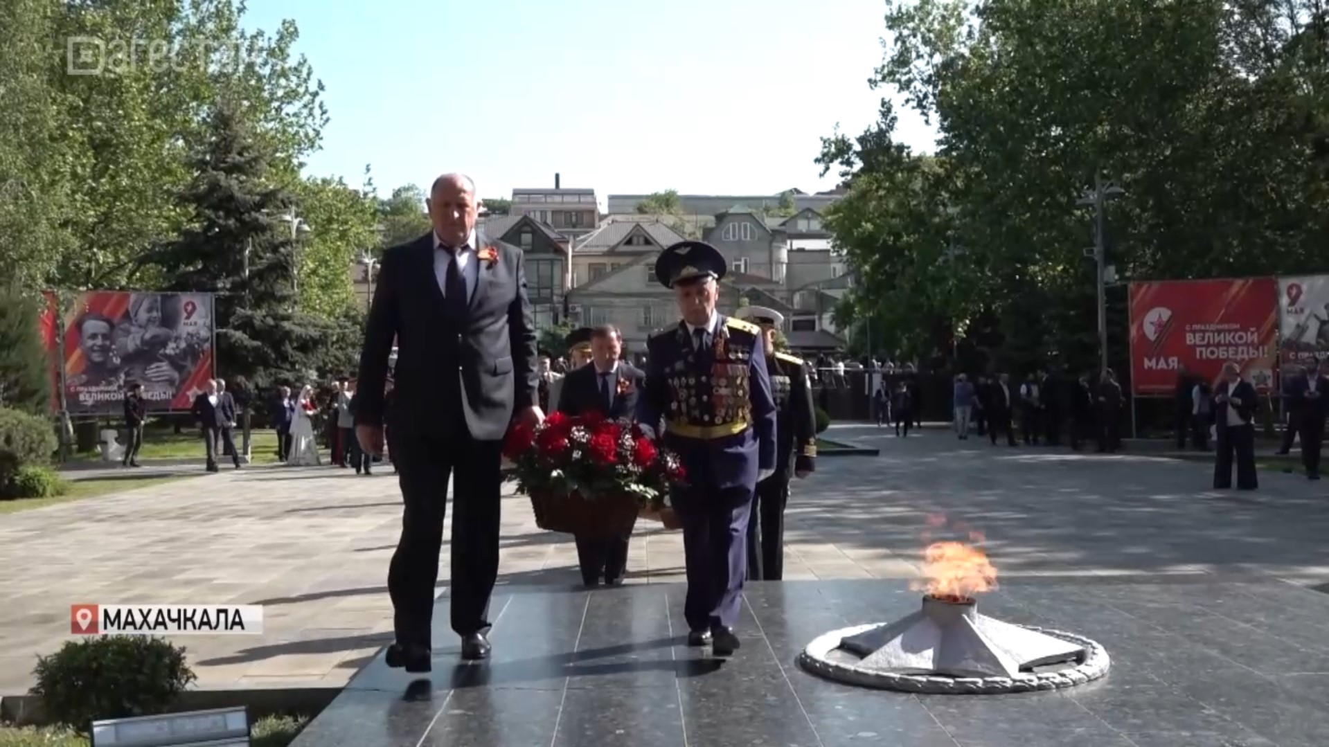 Председатель правительства Дагестана возложил цветы к Вечному огню