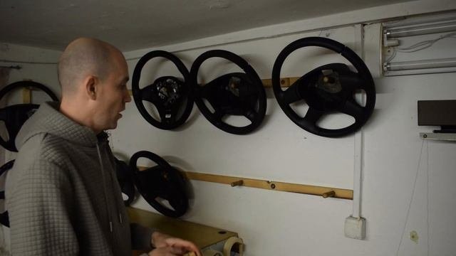Рули на стене, плюсы и минус. Способ хранения готовых рулей в мастерской.