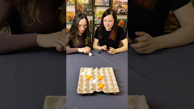 Девчёнки 👩🏻+👧🏻 играют в шарики #boardgames #настольныеигры #familygames #shorts #games #couple #