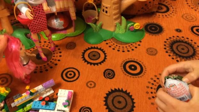 Барби с дочкой идет в зоопарке находят Kinder сюрприз (открывает два Киндер сюрприза)