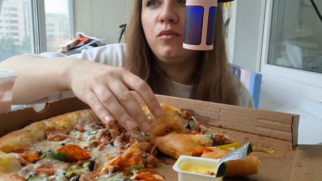 Мукбанг пицца "Супер папа" с сырным бортиком 🍕 Под ваши комментарии #мукбанг #фудблогер