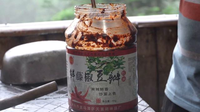 【农村四哥】农村四哥下厨做麻辣小龙虾，明二哥正巧赶上，10斤上桌都不够吃