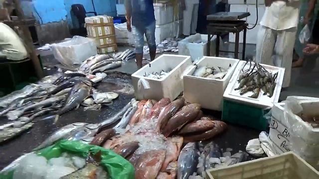 Рыбный рынок в Мумбае. Разделка рыбы. Морепродукты. Путешествия. Индия.