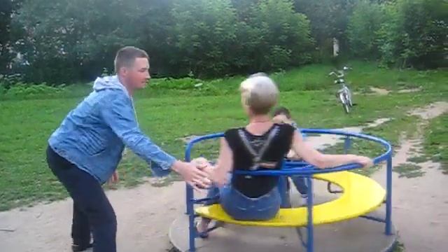 Бабушка и внук на карусели