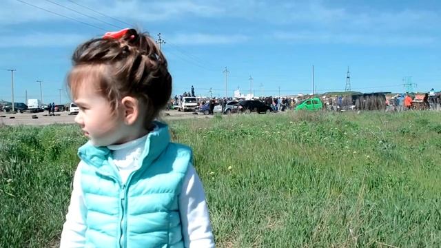 Милана смотрит как дрифтуют машины. Drift