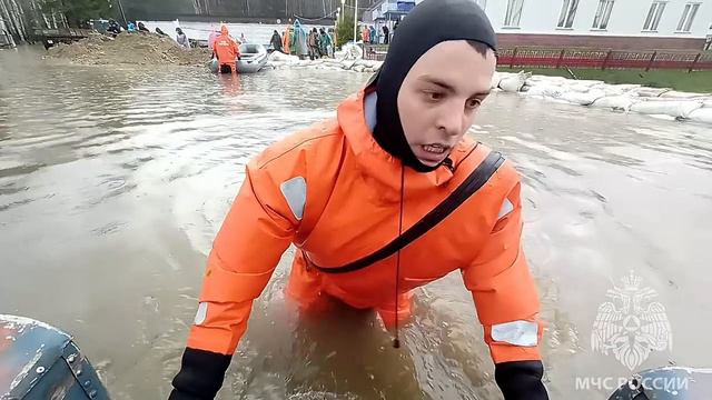 Подразделения МЧС России оказывают помощь жителям затопленных сел