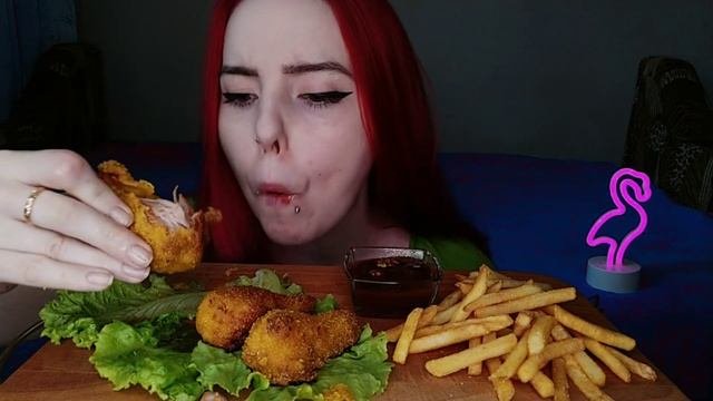 Хрустящие крылышки и картошка фри мукбанг/болит шея,цветные волосы/mukbang