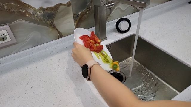 Диспоузер или измельчитель пищевых отходов.