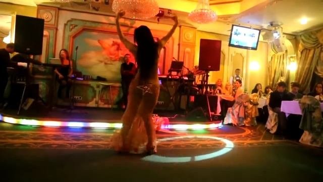 Великолепная Aisha в сказке востока 1001 ночь