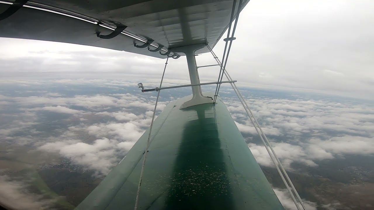 Взлет самолета Ан-2 из кабины в облачную погоду.