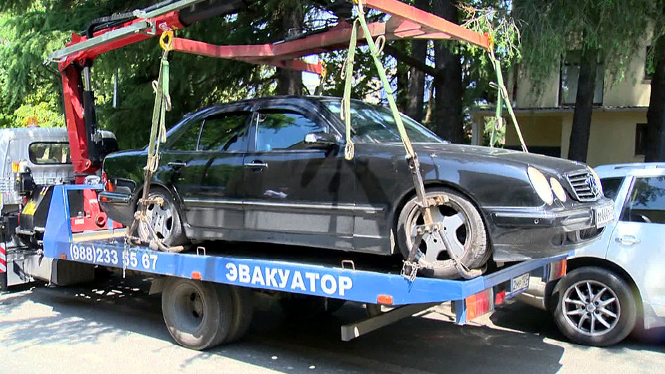 В Сочи эвакуируют неправильно припаркованные автомобили