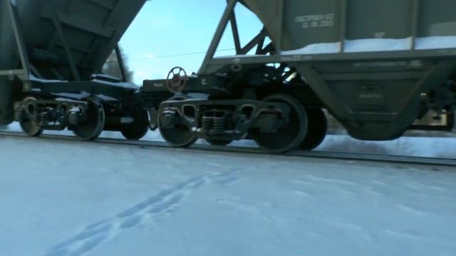 Тепловоз 2ТЭ116-1021 с грузовым поездом