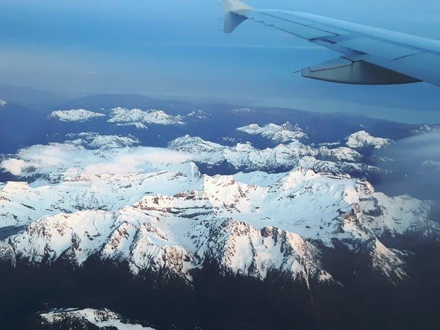 Bellamente flotando sobre las nubes en un avión!