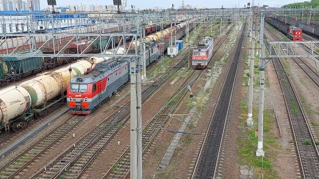 Таинственный и забытый: встреча с ржавым электровозом ВЛ10 под мостом в Петербурге!