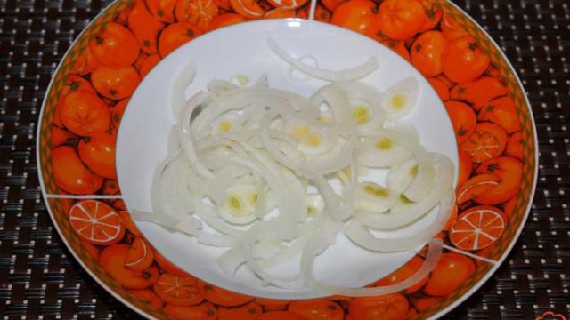 Салат из помидоров с отварным лососем и маринованным луком