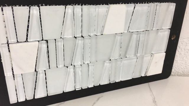 WHITE WHITE GLASS TILE WITH STONE