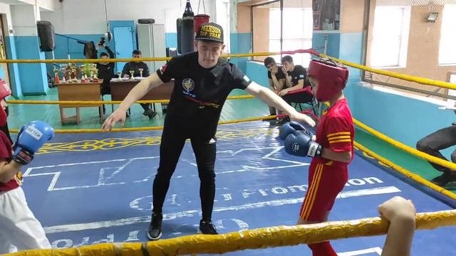 Амир Тишмагамбетов 7 лет(в шортах), спаринги по кику, финал. апрель 2021г.г.Караганда.