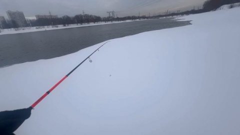 Москва-река после сильного снегопада: ищем рыбу и пробивает тропинки!