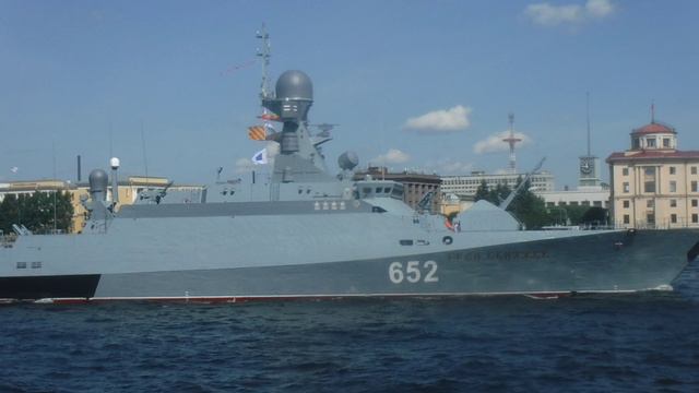 Завершал парад ВМФ корабль "град Свияжск"