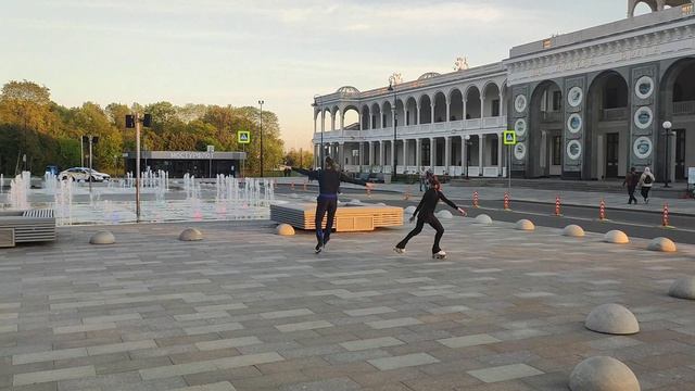 Секвенция: вальсовая тройка, петельная, мазурка, Аксель на роликовых коньках.