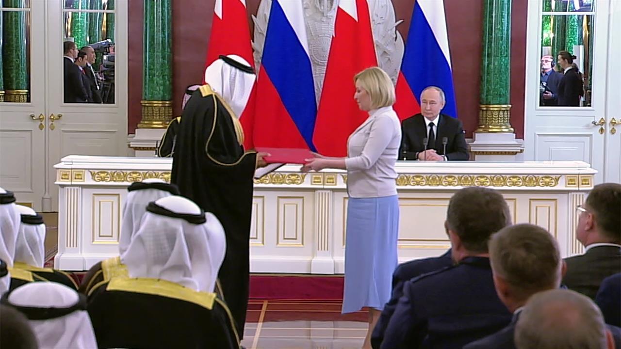 По итогам встречи Владимира Путина и короля Бахрейна Хамада бен Исы Аль Халифы подписано семь док...
