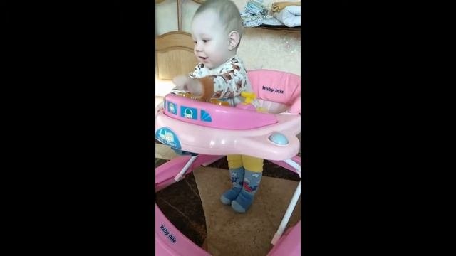На ходунках. Лучшее видео для самых маленьких.