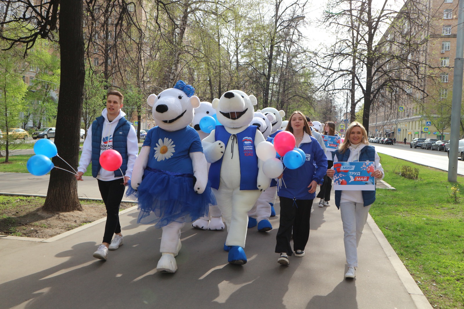 Первомайское шествие партийных медведей состоялось  на улицах Южного округа Москвы