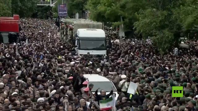 شاهد.. حشد كبير يحيط بشاحنة تحمل جثامين الرئيس الإيراني ورفاقه أثناء مراسم التشييع في تبريز
