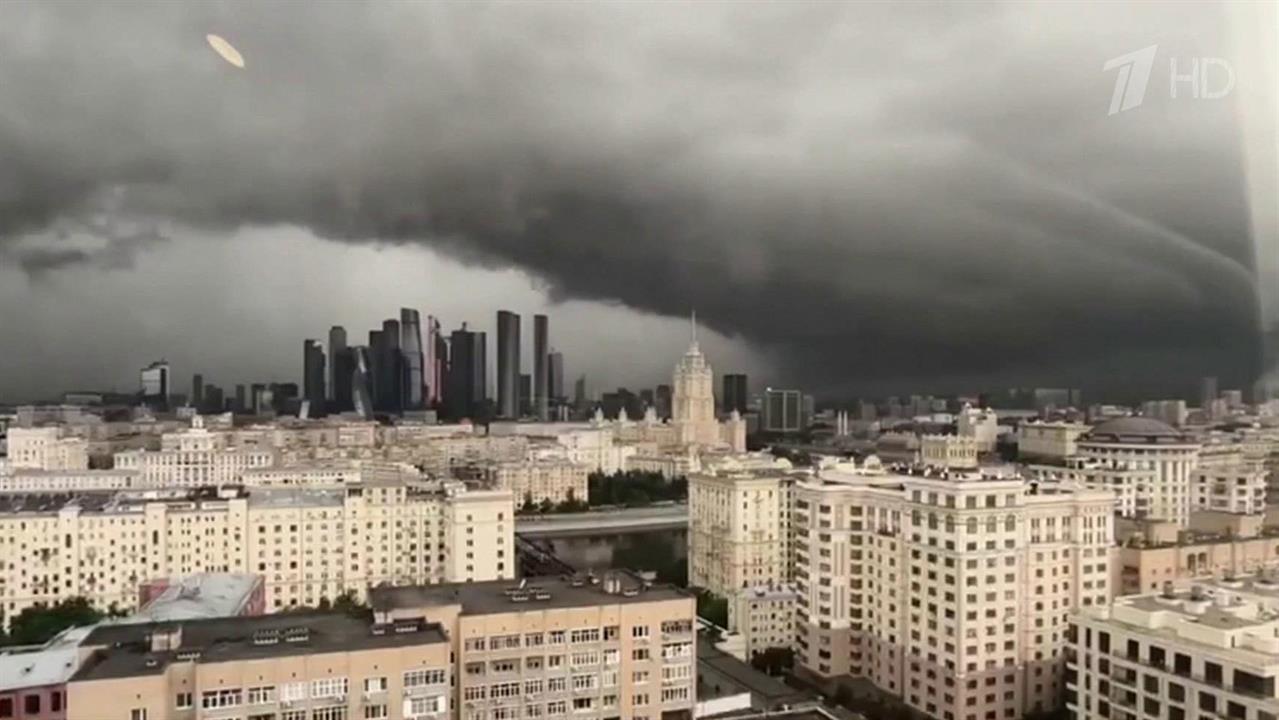 На российские регионы обрушилась мощная буря