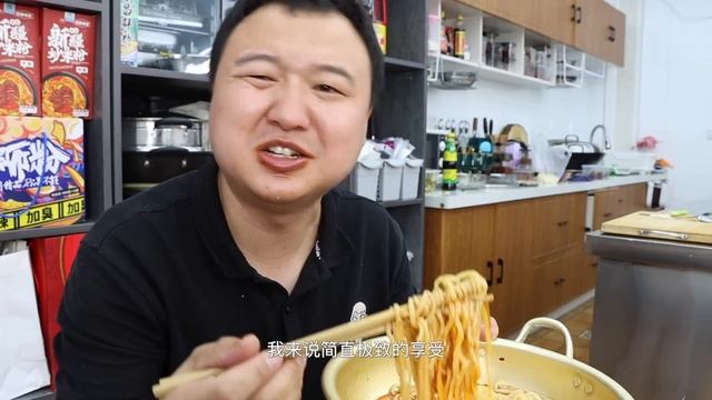 阿强买了3根大棒骨，做盘酱香棒骨解解馋，蘸上辣椒油吃真带劲【cram阿强】