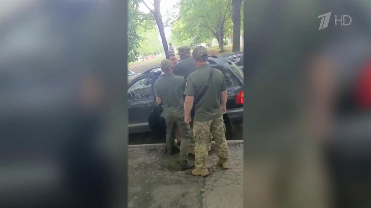 На Украине в ходе охоты на призывников уничтожили пять автомобилей за сутки