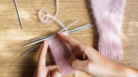 Вяжем варежки с анатомическим пальцем спицами | Прибавки петель для ладони и большого пальца