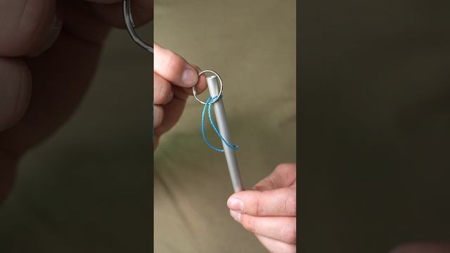 Тест на IQ, как снять кольцо не разрезая веревку?