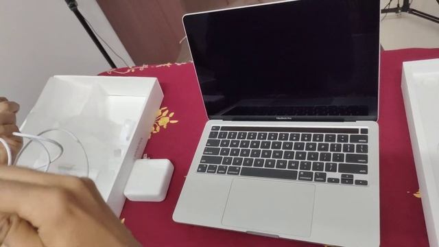 MY SISTER BOUGHT MAC BOOK AIR PRO - USA , SHE WANTED ME TO UNBOX ? ( BATTERY IS CURRENTLY DEAD )