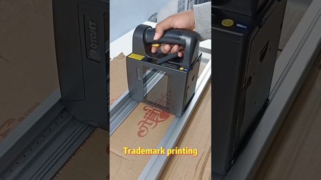 Профессиональный струйный принтер, простой в эксплуатации.