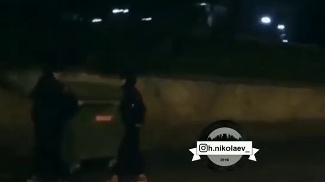 Опасные игры: в Николаеве хулиганы "запустили" вниз по дороге мусорный бак