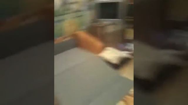 Алёна делает кувырок рыбкой иии...